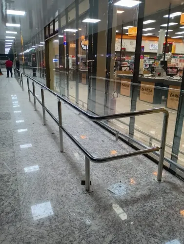 Corrimão e bate carrinho.