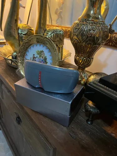 Óculos Prada bem conservado.