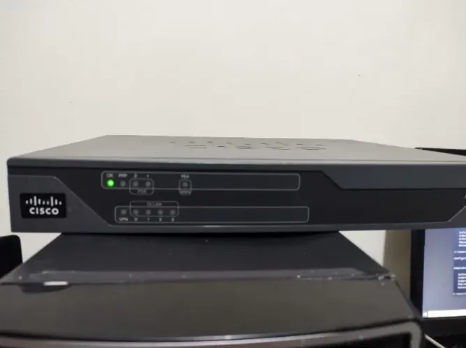 Roteador Cisco C881-k9 V02