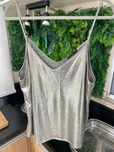 Camiseta dourada linda em ótimo estado! Preço final R$ 20,00