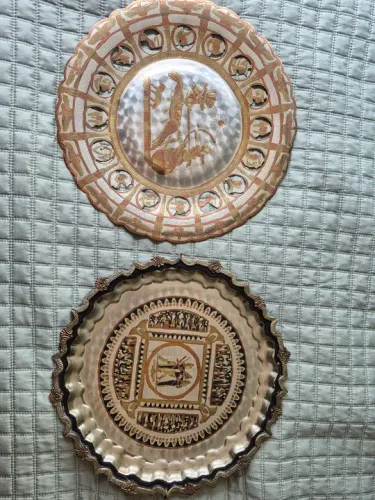 Pratos Decorativos Egípcios podem ser usados com suporte ou na parede