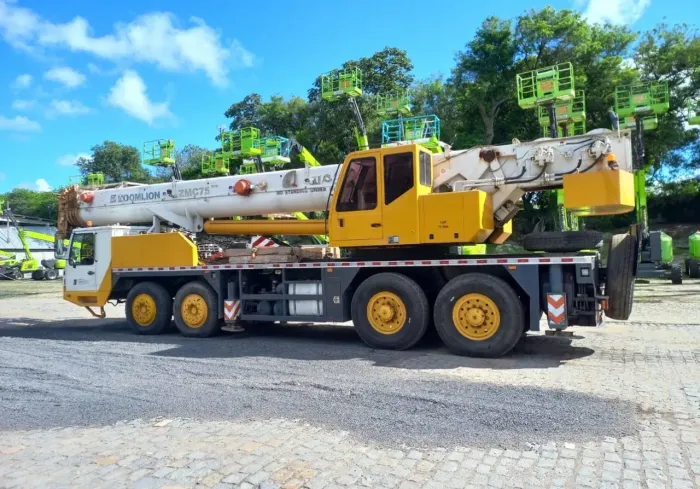 Caminhão Guindaste Zoomlion ZMC75 ano 2013 com apenas 495 km, na Bahia