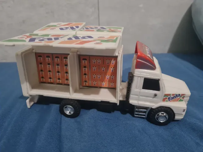 Caminhão de brinquedo Fanta antigo