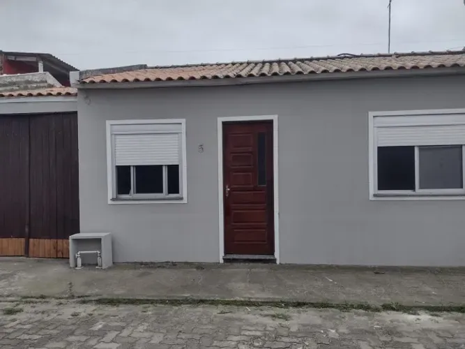 Aluga-se Casa em Condomínio - Próximo à FURG