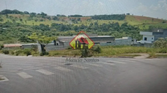 Terreno Comercial entre 2 Condomínios fechados, e um Residencial aberto, em localização es