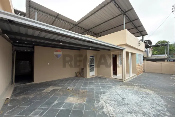 Casa para Locação com Garagem para 3 Carros, Suíte e Terraço Coberto