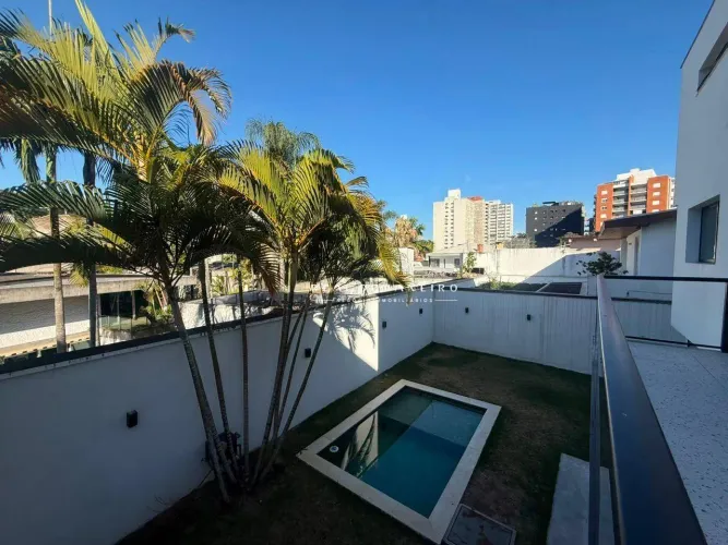 Casa na Vila Madalena: 450 m², 4 quartos, 2 vagas e piscina.
