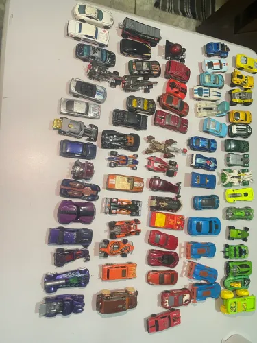 Lote de carrinhos Hot weels. Alguns com avaria na pintura