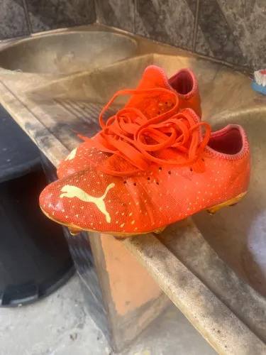 Chuteira Puma original apenas com marca de uso