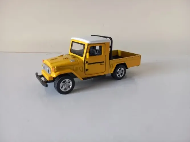 Miniatura Toyota Bandeirante Picape 1:36 Fricção Portas Abrem