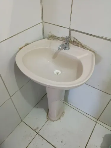 Pia de coluna para banheiro na cor Bege