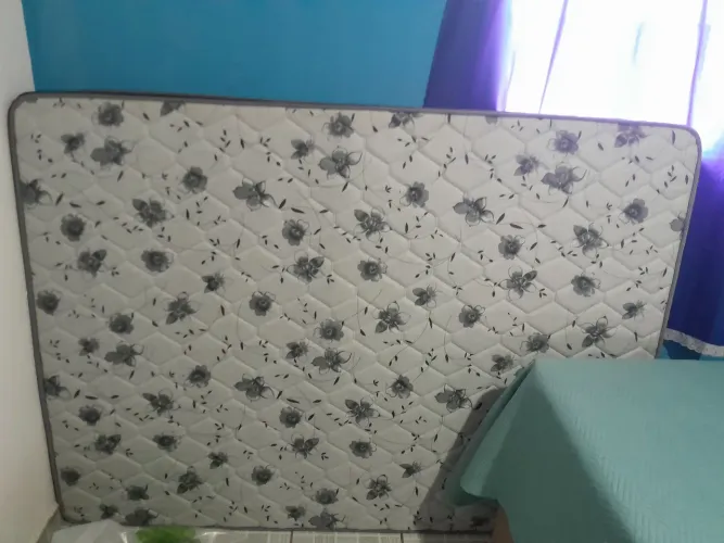 Colchão pra cama de casal.