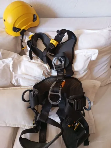 CAPACETES PETZL VERTEX E CINTO PETZL AVAO