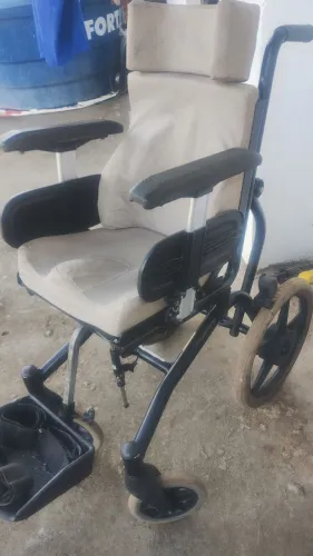 Cadeira de roda semi nova para vender ela tá toda perfeita e conservada tá boa de