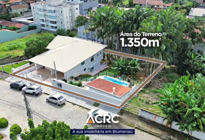 ACRC Imóveis - - Casa com Piscina para Venda no Bairro da Agua Verde em Blumenau