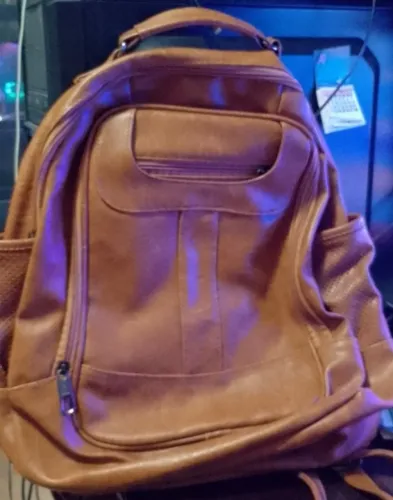 Mochila Couro Marrom nunca usada 8 compartimentos