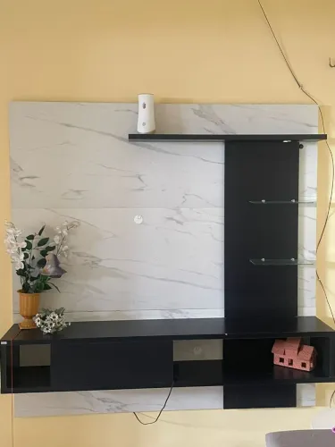 Painel para TV com bancada suspensa
