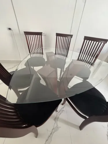 Mesa com 6 cadeiras maravilhosa em boucle preto