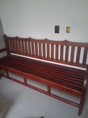 Vendo banco de madeira e mesa de centro