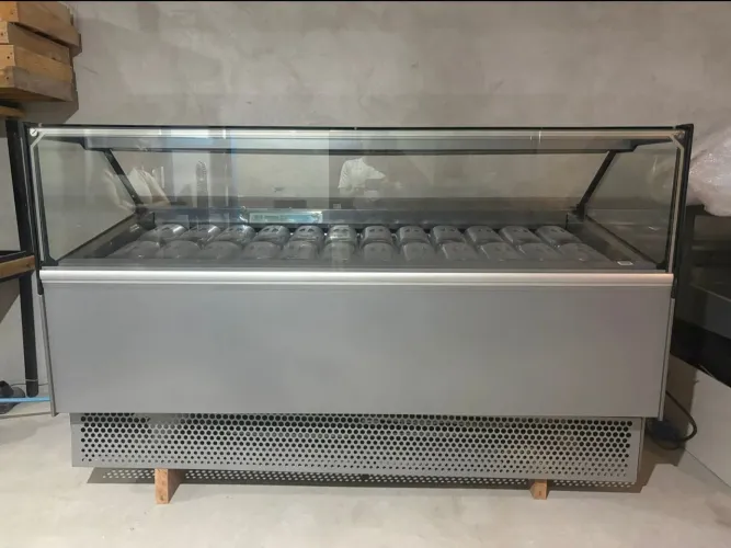 Vitrine ISA Millenniun 24 sabores .