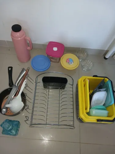 Kit Utensílios pra sua cozinha com caixa térmica  garrafa térmica  escorrredor novo etc