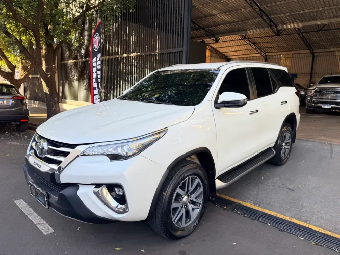 Toyota Hilux SW4 SRX 4X4 2.8 TDI 16V Dies. Aut. 2019