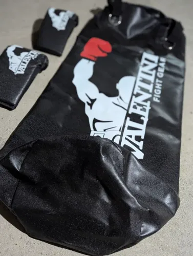 Saco de pancada novo acompanha par de luva e gancho 