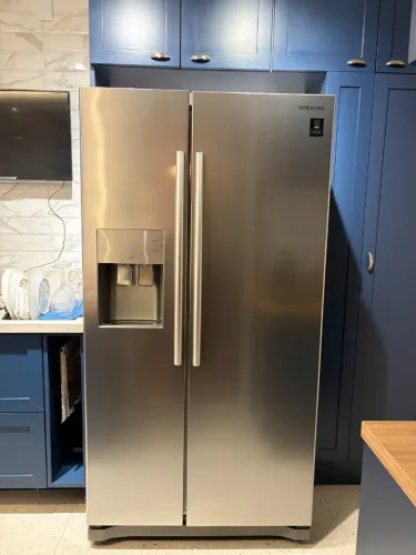 Geladeira Samsung com água e gelo na porta