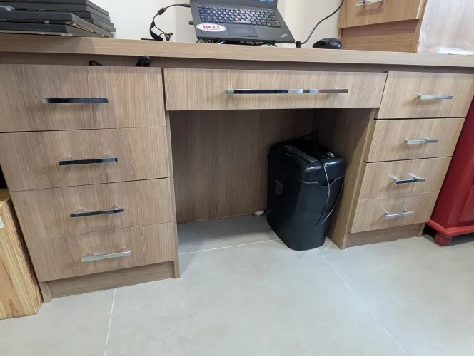Jogo de Quarto Casal. Guarda roupa, penteadeira e dois criados. 