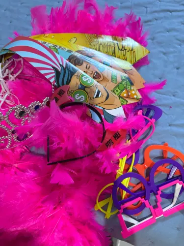 Kit itens para festa: estola de penas rosa pink; óculos sortidos e tiara de princesa 