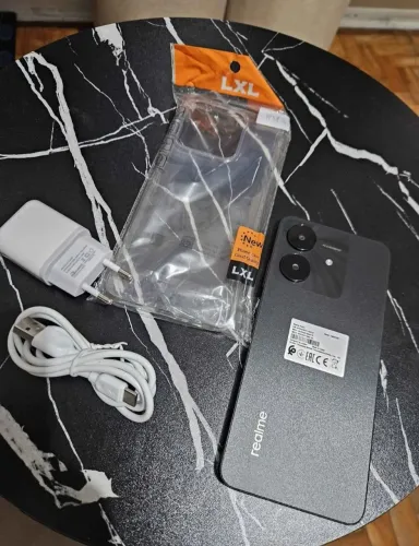 Celular semi novo acompanha capinha carregador 