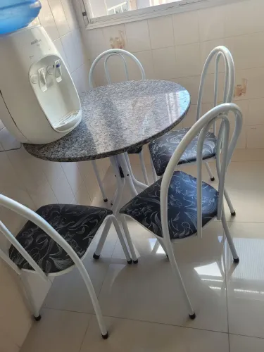 Mesa com 04 cadeiras