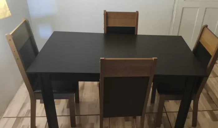 Mesa com 4 cadeiras