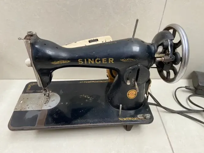 Máquina de costura Singer antiga DV0084