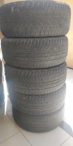 Pneus 275/55R20 usados meia vida.