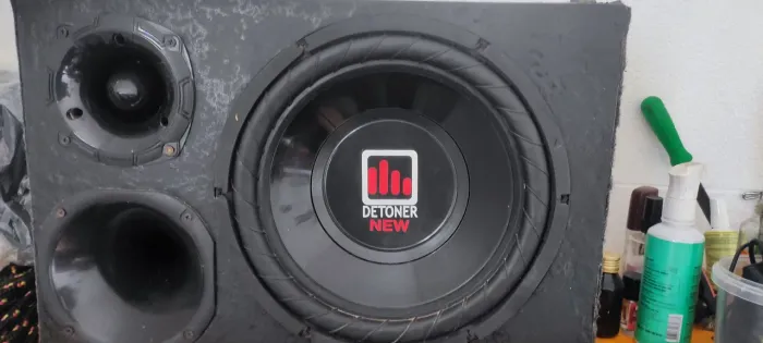 Vende-se caixa de som com bluetooth.