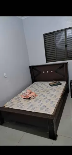 Cama e colchão de Casal de Madeira Maciça / MDF Resistente (Ótimo Estado!)