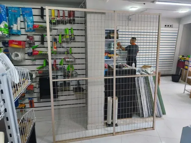 Grade de Metal com Tela Aramada 2,00 x 1,76m - Loja/Divisória