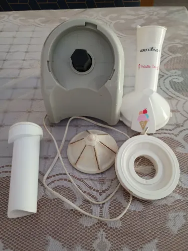 Máquina de fazer sorvete Britânia 220w completo, na caixa