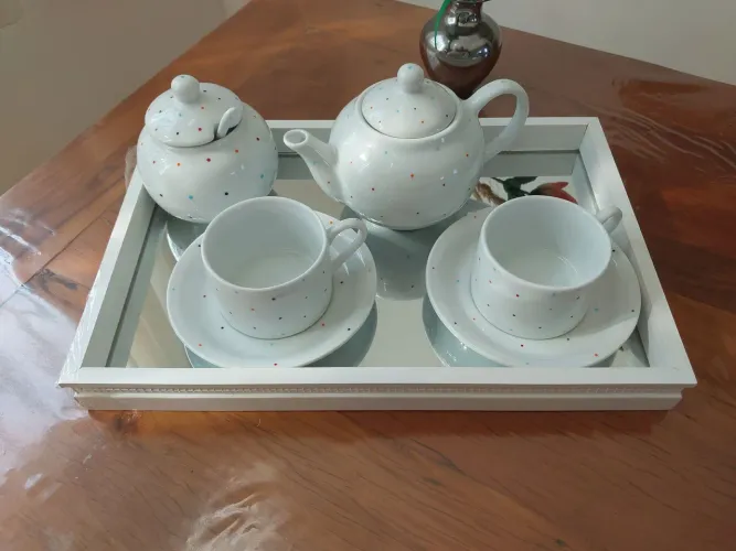 CONJUNTO DE CHÁ/CAFÉ COM BANDEJA ESPELHADA