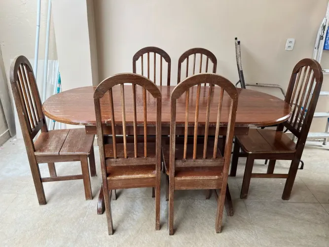 Mesa de Madeira com 6 Cadeiras