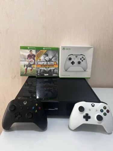 Xbox One 500GB + 2 Controles (1 Perfeito na Caixa + 1 com Detalhe) + 2 Jogos