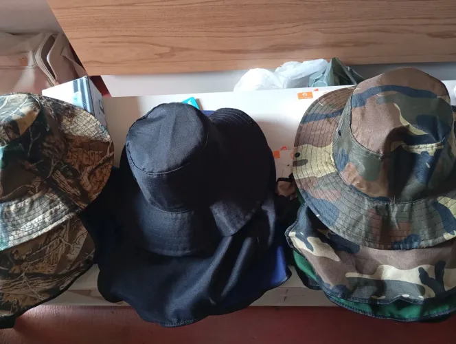 Chapéu de pescador com aba no pescoço 