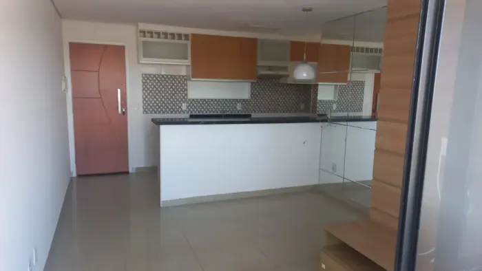Apartamento 2/4 com planejados na cozinha no condomínio Maré Nostrum em Lauro de Freitas.