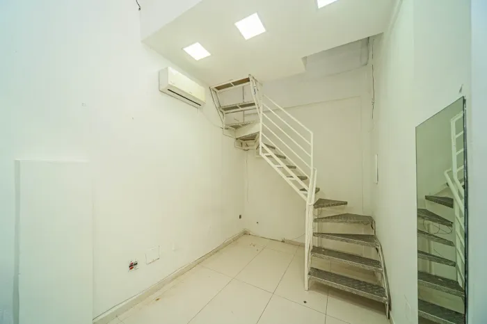 Ponto comercial com sobreloja e banheiro para venda