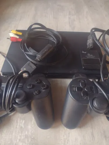 PS2 COM LEITOR excelente, jogos cabos duas manetes e um  memory card 
