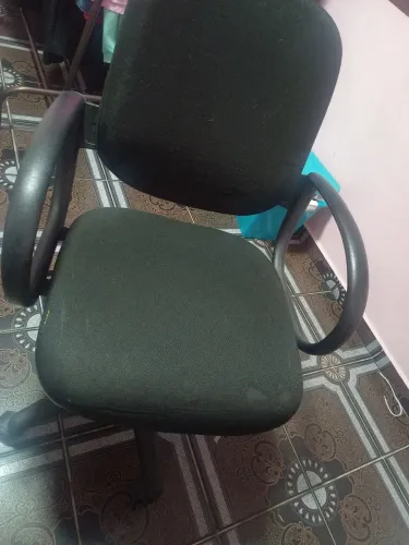 Vendo cadeira executivo giratória de escritório com ajuste de altura conservada td