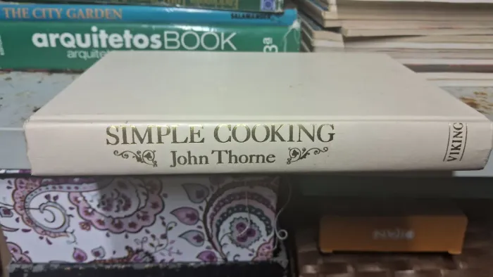 Livro capa dura de Simple Cooking, escrito por John Thorne