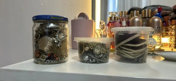 Pote misterioso de joias