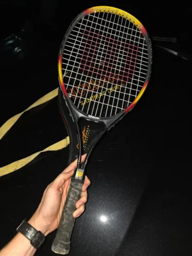 Raquete Wilson Sampras Tour 25 usada, acompanha capa Wilson e 2 bolas de tênis.